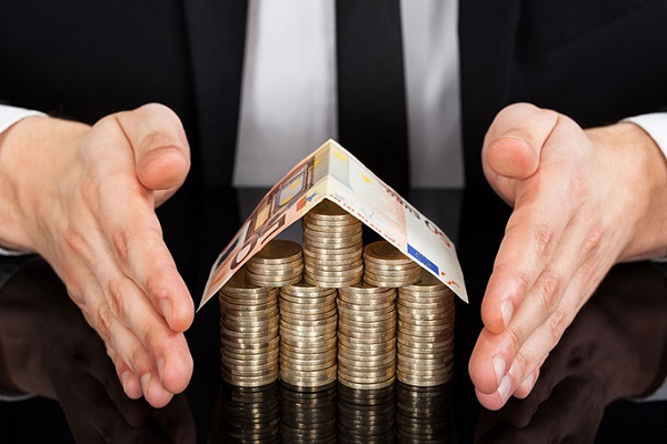 英镑兑美元跌创一年新低，英国将实施新的防疫措施